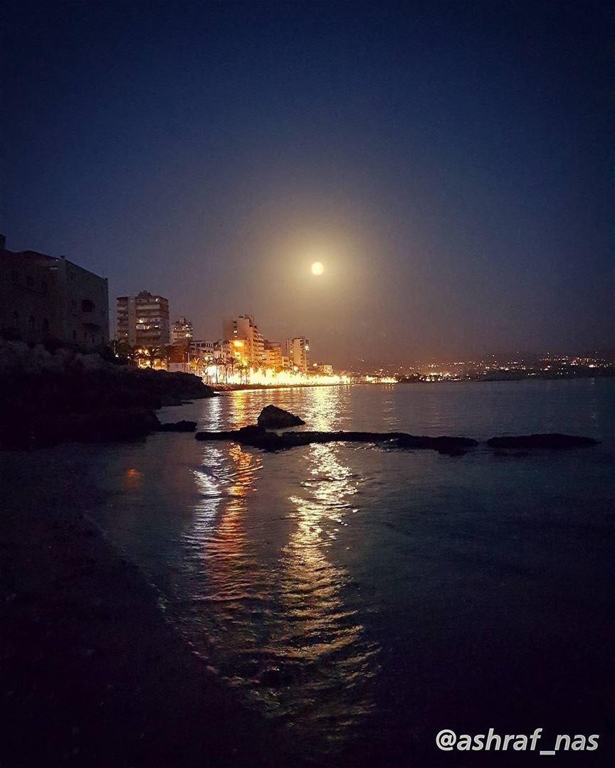 يا جبال العليانة العليانة حاكينيويا نجمة سهرانة سهرانة اذكريني...أنا على... (Tyre, Lebanon)