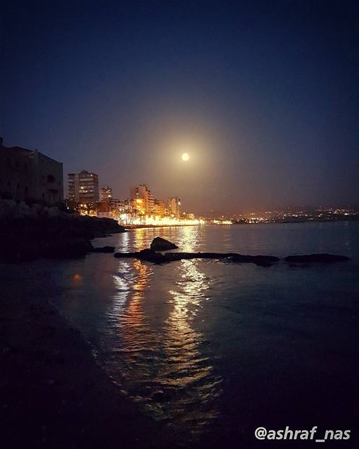 يا جبال العليانة العليانة حاكينيويا نجمة سهرانة سهرانة اذكريني...أنا على... (Tyre, Lebanon)