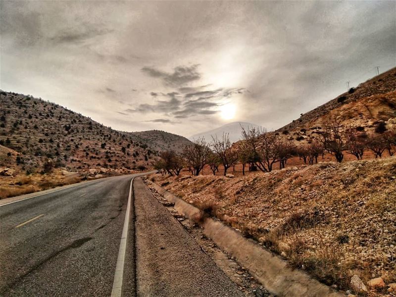 يا جبل اللي بعيد خلفك حبايبنا Photo credits to @firassafwan hermel ... (El Hermel, Béqaa, Lebanon)