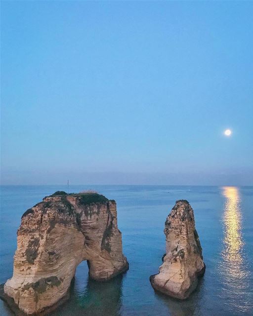 يا قمر على دارتنا 💙🌝🎼💫By @hasnafrangieh  Rawché  Rawshe  Beyrouth ... (Raouche Rock , Beirut , Lebanon)