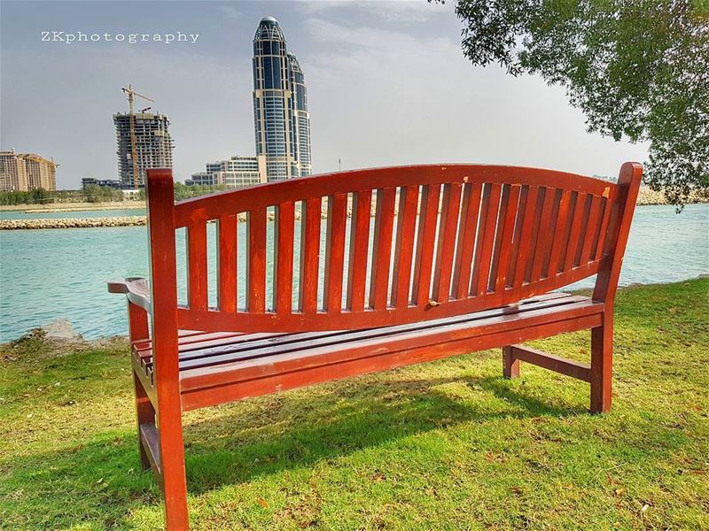 يومٌ بعد يوم.. ولحظة تلو اللحظة تحولت ومضات الذاكرة اليكِ من اللونِ القرمزي (The Ritz-Carlton, Doha)