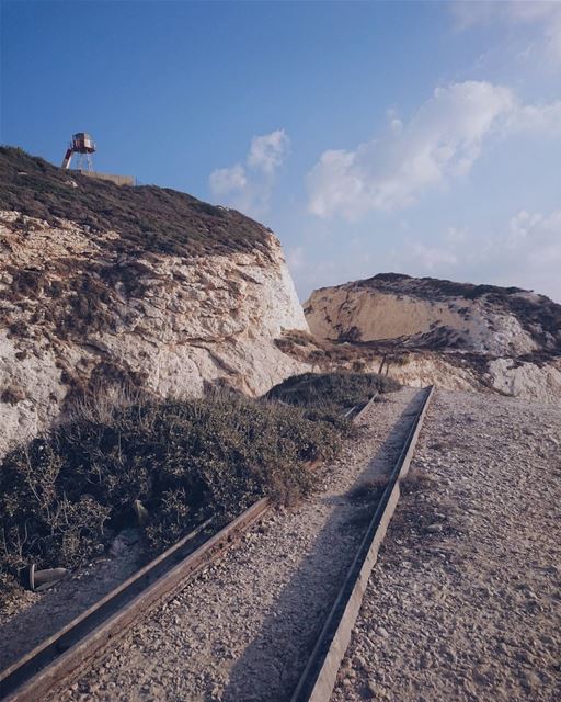 ᴀɴ ᴏʟᴅ ʀᴀɪʟᴡᴀʏ ʟᴇᴀᴅɪɴɢ ᴛᴏ ᴘᴀʟᴇsᴛɪɴᴇ (Naqoura Beach , South Lebanon)