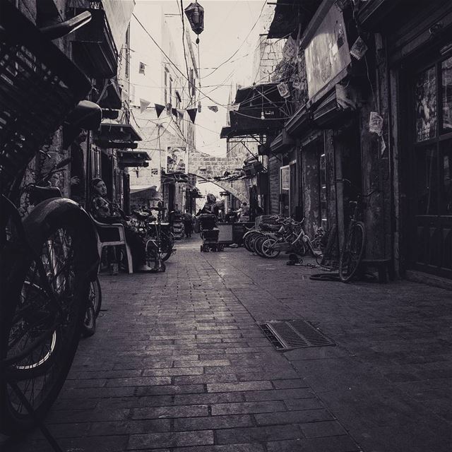 ᴛʜᴇ ᴍᴇssʏ sᴛʀᴇᴇᴛ... (Saida Souks)