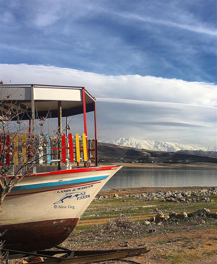 • ⛵️ شي زورق ياخدنا بعيد • boat  sunday  mountain  lake  snow  clouds ... (Lac de Qaraaoun)